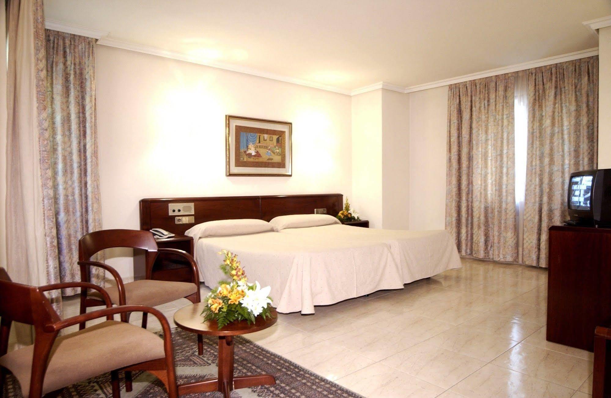 Yomo Imperial Otel Sant Julià de Lòria Oda fotoğraf